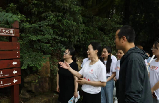 课题组成员在岳麓山抗战文化园爱国主义教育基地开展公示语、讲解词翻译实践 课题组成员在岳麓山抗战文化园爱国主义教育基地开展公示语、讲解词翻译实践