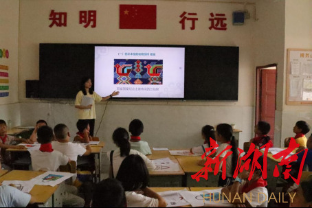 湖南师范大学美术学院绘梦队开展土家织锦调研活动 湖南师范大学美术学院绘梦队开展土家织锦调研活动