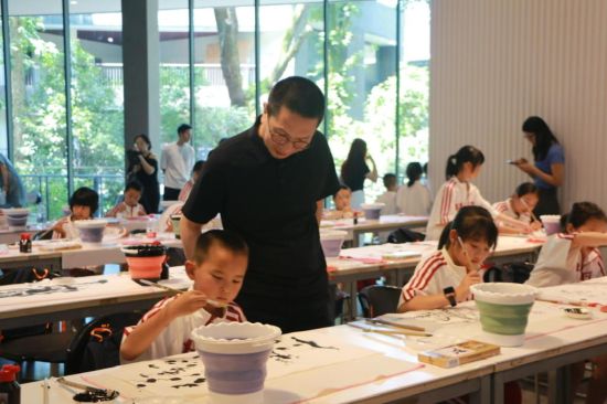 湖南师范大学美术学院院长李少波指导学生绘画。李丹 摄