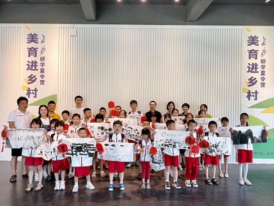 学生展示国画课成果。孙薇 摄