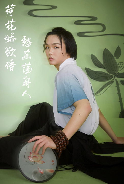 以“莲”赏诗,以诗入镜