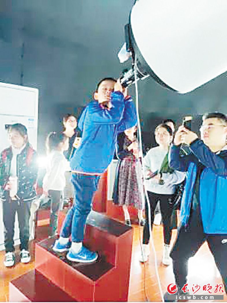 学生在使用天文望远镜。均为资料图片 学生在使用天文望远镜。均为资料图片