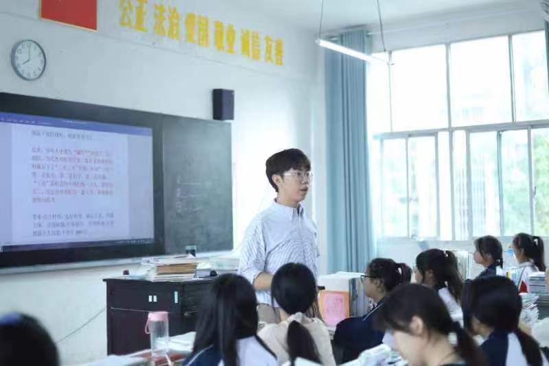 湖南省高校“最美大学生”、湖南师范大学研究生邓郭欢开展师范生教育实习。单位供图 湖南省高校“最美大学生”、湖南师范大学研究生邓郭欢开展师范生教育实习。单位供图