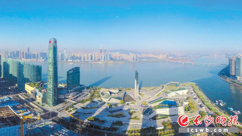 长株潭三市图书馆、文化馆、博物馆等公共服务设施共建共享不断推进,80个公共文化场馆向市民免费开放。图为长沙“三馆一厅”。 长沙晚报全媒体记者 邹麟 摄 长株潭三市图书馆、文化馆、博物馆等公共服务设施共建共享不断推进,80个公共文化场馆向市民免费开放。图为长沙“三馆一厅”。 长沙晚报全媒体记者 邹麟 摄