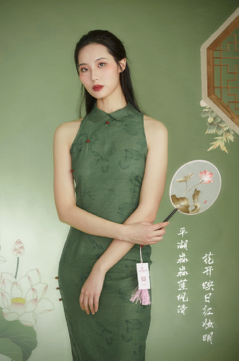 以“莲”赏诗,以诗入镜