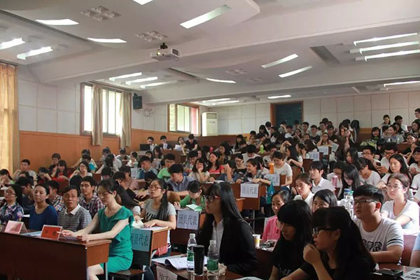 商学院举行第十八次团员青年学生代表大会