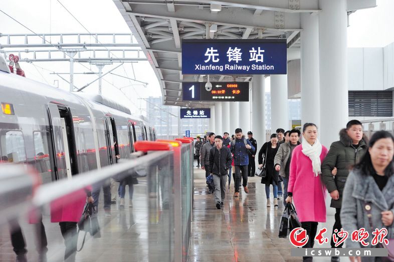 长株潭城际铁路先锋站,市民在乘坐城际列车。 长沙晚报全媒体记者 王志伟 摄 长株潭城际铁路先锋站,市民在乘坐城际列车。 长沙晚报全媒体记者 王志伟 摄