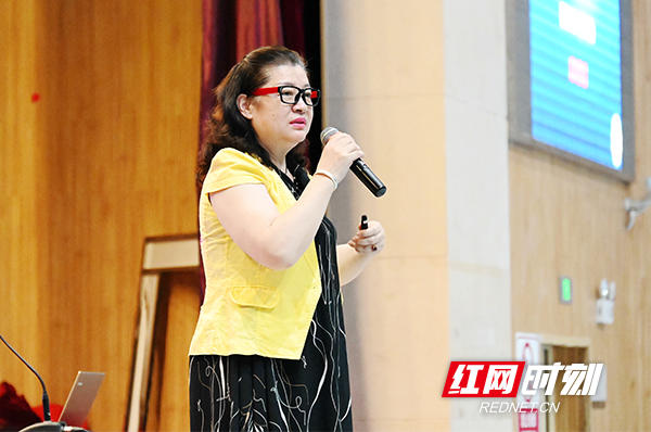 陈明明老师给中考高考学生进行讲座.